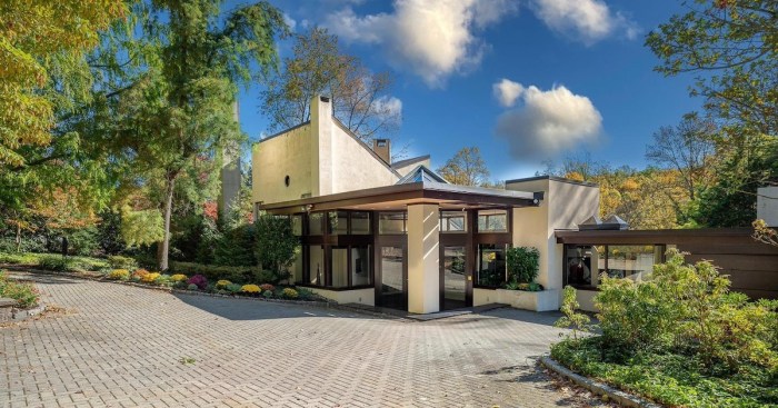 On the Market: Gladwyne Mid-Century Modern House for Sale